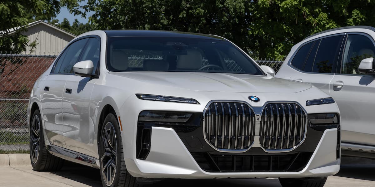 Front view of the BMW 740i luxury sedan in white, highlighting its bold design and elegance while showcasing key BMW 740i specs.